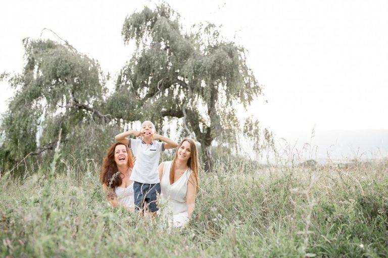 Séance famille dans les champs de blé : Sabine, Melinda et Nathan