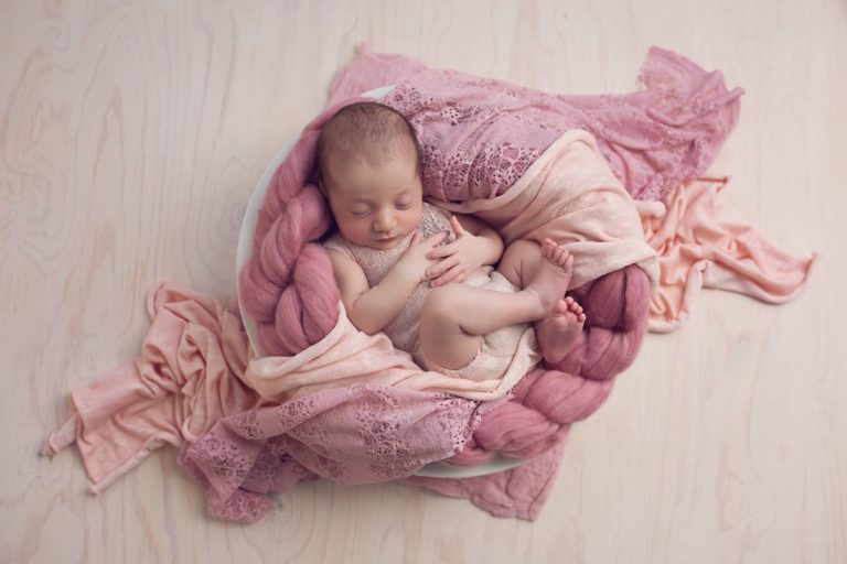 Alycia, une fille du joli mois de mai : séance nouveau-né